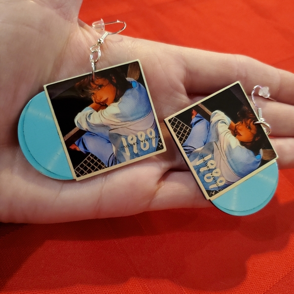 1989 Taylor Swift dangle earrings - Picture 2 of 2